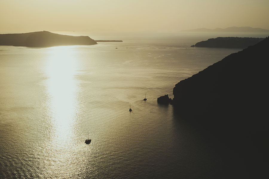 Puesta de Sol en el mar de Santorini, Grecia